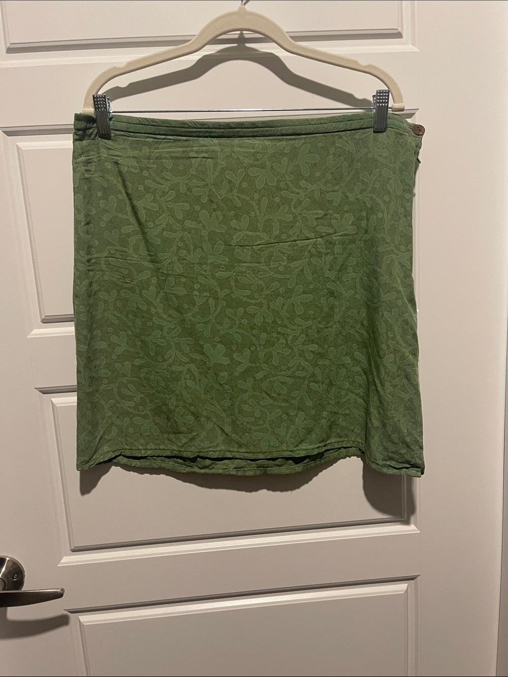 Casual Green Mini Skirt with Subtle Floral Texture
